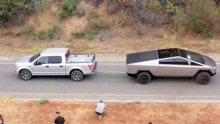 Ford F-150 vs Cybertruck Halat Çekme