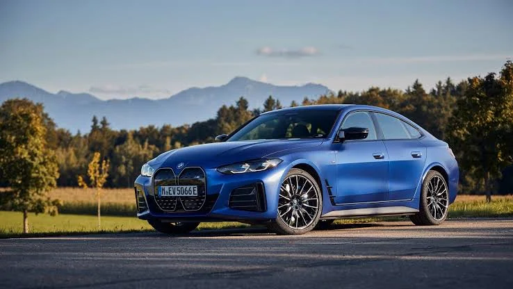 2022 BMW i4, 523 beygir, 500 KM menzil ile geliyor!