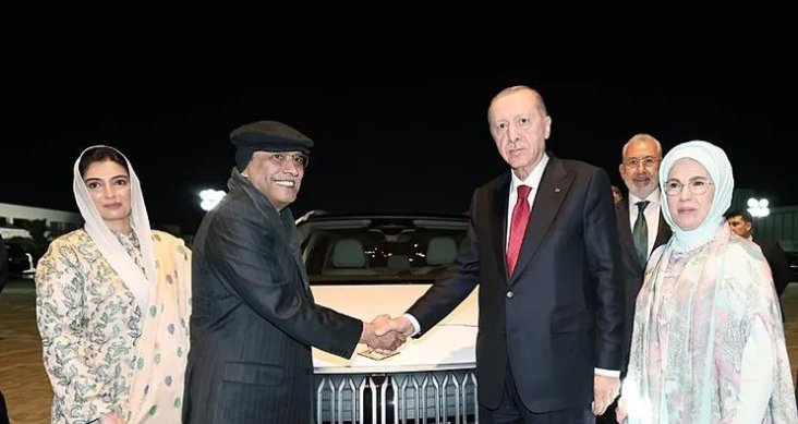 Başkan Erdoğan, Pakistan Cumhurbaşkanı Zerdari'ye Togg aracı hediye etti.jpg