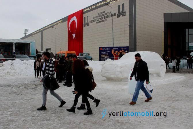 Buzdan yerli otomobil heykeli yapıldı