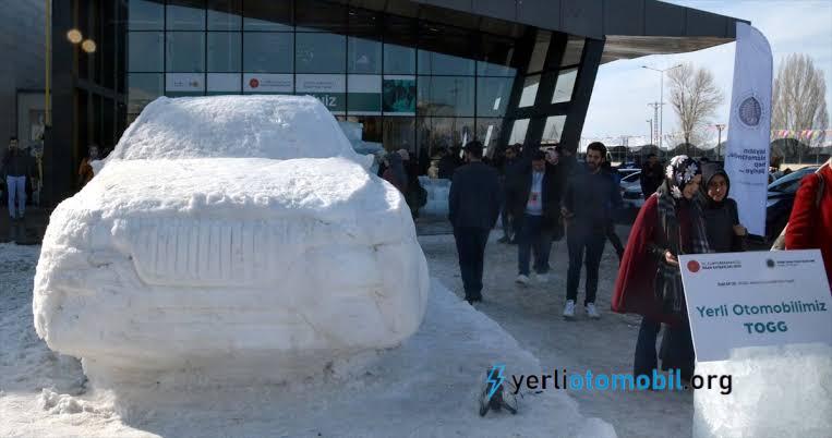 Buzdan yerli otomobil TOGG heykeli yapıldı